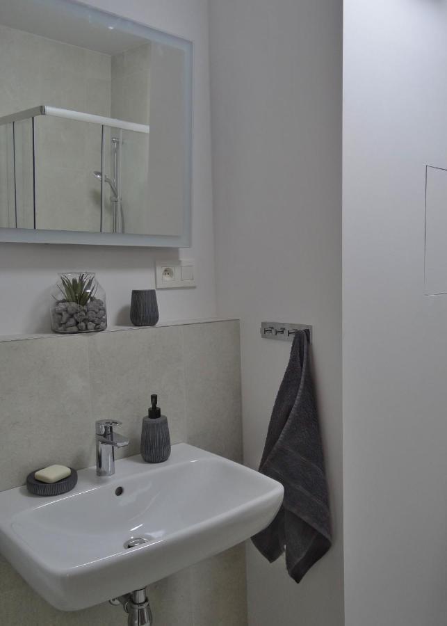 Top Urban Apartment - Free Parking, Green Energy, Modern Style ブラチスラヴァ エクステリア 写真